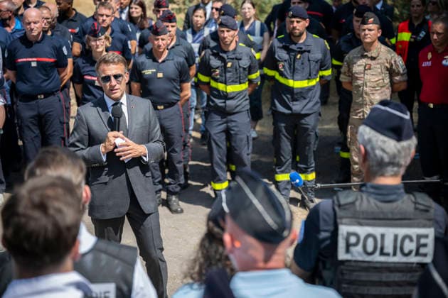 Macron Visits Firefighters Following Fire in Fontainebleau Forest - Noisy-Sur-Ecole French President Emmanuel Macron during a visit at the firefighters central command site following a fire in the Fontainebleau Forest, in Noisy-sur-Ecole, near Paris on July 16, 2026. Photo by Eliot Blondet ABACAPRESS.COM Fontainebleau France France  Copyright: xBlondetxEliot ABACAx