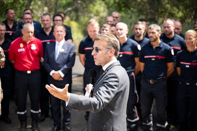 Macron Visits Firefighters Following Fire in Fontainebleau Forest - Noisy-Sur-Ecole French President Emmanuel Macron during a visit at the firefighters central command site following a fire in the Fontainebleau Forest, in Noisy-sur-Ecole, near Paris on July 16, 2026. Photo by Eliot Blondet ABACAPRESS.COM Fontainebleau France France  Copyright: xBlondetxEliot ABACAx
