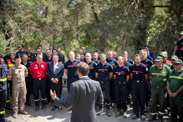 Macron Visits Firefighters Following Fire in Fontainebleau Forest - Noisy-Sur-Ecole French President Emmanuel Macron during a visit at the firefighters central command site following a fire in the Fontainebleau Forest, in Noisy-sur-Ecole, near Paris on July 16, 2026. Photo by Eliot Blondet ABACAPRESS.COM Fontainebleau France France  Copyright: xBlondetxEliot ABACAx
