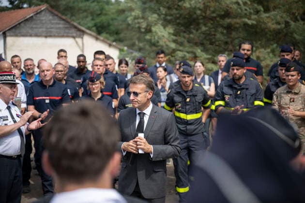 Macron Visits Firefighters Following Fire in Fontainebleau Forest - Noisy-Sur-Ecole French President Emmanuel Macron during a visit at the firefighters central command site following a fire in the Fontainebleau Forest, in Noisy-sur-Ecole, near Paris on July 16, 2026. Photo by Eliot Blondet ABACAPRESS.COM Fontainebleau France France  Copyright: xBlondetxEliot ABACAx