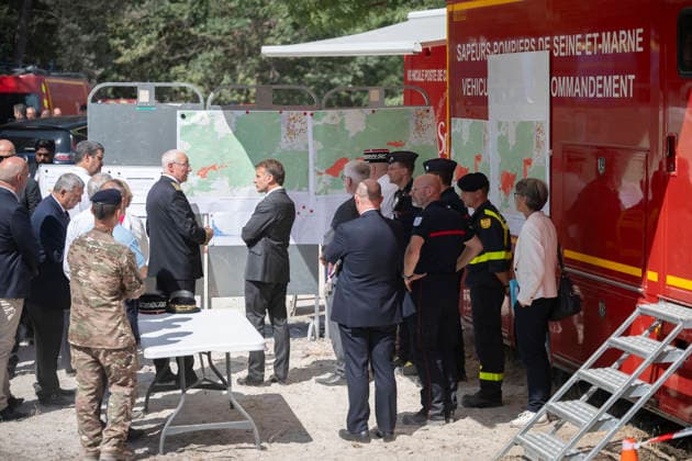 Macron Visits Firefighters Following Fire in Fontainebleau Forest - Noisy-Sur-Ecole French President Emmanuel Macron during a visit at the firefighters central command site following a fire in the Fontainebleau Forest, in Noisy-sur-Ecole, near Paris on July 16, 2026. Photo by Eliot Blondet ABACAPRESS.COM Fontainebleau France France  Copyright: xBlondetxEliot ABACAx