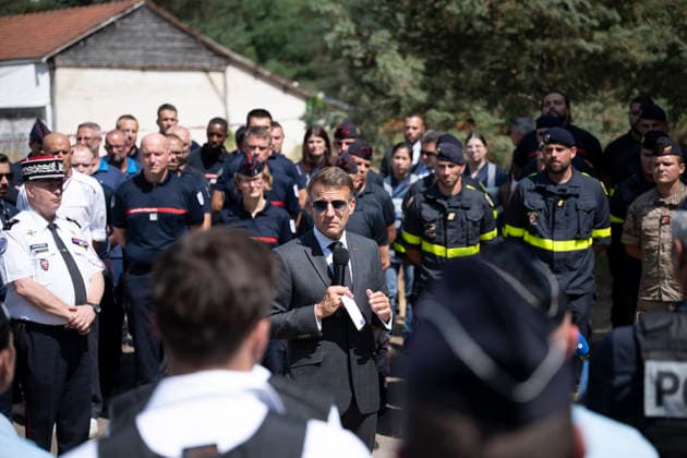 Macron Visits Firefighters Following Fire in Fontainebleau Forest - Noisy-Sur-Ecole French President Emmanuel Macron during a visit at the firefighters central command site following a fire in the Fontainebleau Forest, in Noisy-sur-Ecole, near Paris on July 16, 2026. Photo by Eliot Blondet ABACAPRESS.COM Fontainebleau France France  Copyright: xBlondetxEliot ABACAx