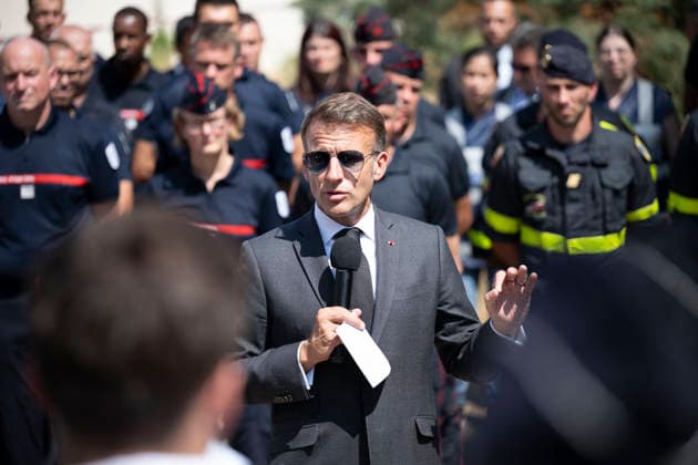 Macron Visits Firefighters Following Fire in Fontainebleau Forest - Noisy-Sur-Ecole French President Emmanuel Macron during a visit at the firefighters central command site following a fire in the Fontainebleau Forest, in Noisy-sur-Ecole, near Paris on July 16, 2026. Photo by Eliot Blondet ABACAPRESS.COM Fontainebleau France France  Copyright: xBlondetxEliot ABACAx