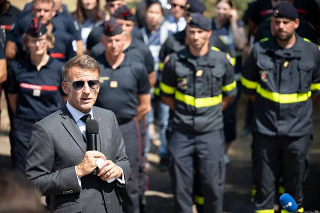 Macron Visits Firefighters Following Fire in Fontainebleau Forest - Noisy-Sur-Ecole French President Emmanuel Macron during a visit at the firefighters central command site following a fire in the Fontainebleau Forest, in Noisy-sur-Ecole, near Paris on July 16, 2026. Photo by Eliot Blondet ABACAPRESS.COM Fontainebleau France France  Copyright: xBlondetxEliot ABACAx