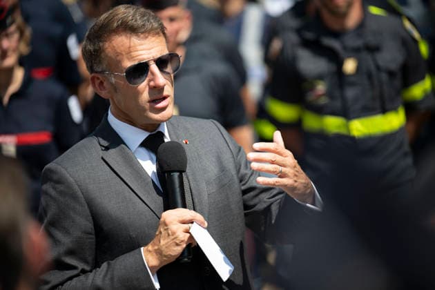 Macron Visits Firefighters Following Fire in Fontainebleau Forest - Noisy-Sur-Ecole French President Emmanuel Macron during a visit at the firefighters central command site following a fire in the Fontainebleau Forest, in Noisy-sur-Ecole, near Paris on July 16, 2026. Photo by Eliot Blondet ABACAPRESS.COM Fontainebleau France France  Copyright: xBlondetxEliot ABACAx