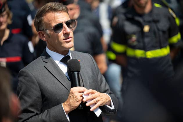 Macron Visits Firefighters Following Fire in Fontainebleau Forest - Noisy-Sur-Ecole French President Emmanuel Macron during a visit at the firefighters central command site following a fire in the Fontainebleau Forest, in Noisy-sur-Ecole, near Paris on July 16, 2026. Photo by Eliot Blondet ABACAPRESS.COM Fontainebleau France France  Copyright: xBlondetxEliot ABACAx