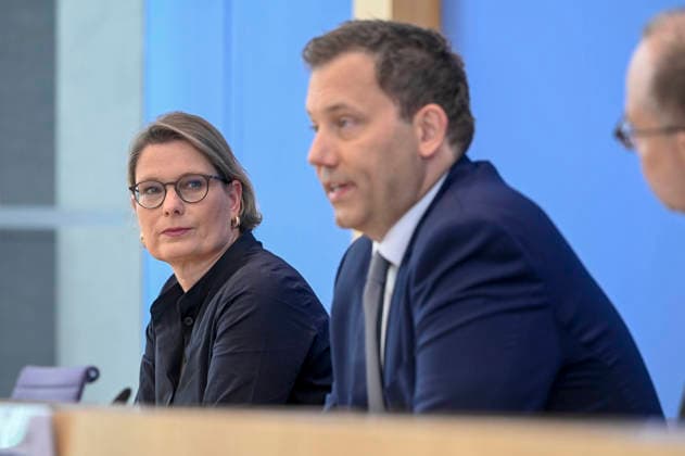 ABB BPK- Dr. Stefanie Hubig Bundesministerin der Justiz Verbraucherschutz Lars Klingbeil der Bundesminister der Finanzen SPD Politiker Vorstellung des Aktionsplans zur Bekaempfung von Steuer- und Finanzkriminalitaet auf der BPK Bundespressekonferenz am 16.07.2026 in Berlin Berlin Deutschland *** ABB BPK Dr. Stefanie Hubig, Federal Minister of Justice and Consumer Protection; Lars Klingbeil, Federal Minister of Finance; SPD politician; Presentation of the action plan to combat tax and financial crime at the BPK Federal Press Conference on July 16, 2026, in Berlin, Germany