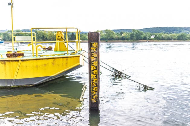 Niedrigwasser am Rhein - Hitzewelle und Trockenheit lassen Pegel sinken Pegel Oberwinter 23 cm. An dieser Messlatte kann der Pegelstand nur noch ab 40 cm gemessen werden - Niedrigwasser am Rhein infolge anhaltender Trockenheit und einer Hitzewelle mit Temperaturen über 30 Grad. Zwischen Bad Honnef und Bonn liegen die Pegelstände bei 23 cm am Pegel Oberwinter und 95 cm am Pegel Bonn. Die Binnenschifffahrt ist eingeschränkt - Frachtschiffe können nur noch mit reduzierter Ladung fahren. Remagen Oberwinter Rheinland-Pfalz Deutschland *** Low Water Levels on the Rhine: Heat Wave and Drought Cause Water Levels to Drop; Oberwinter Gauge: 23 cm. At this gauge, water levels can only be measured starting at 40 cm. Low water levels on the Rhine du Copyright: xMarcxJohnx