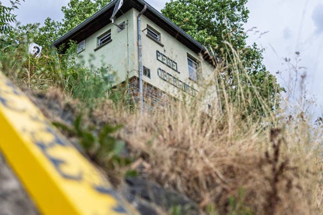 Niedrigwasser am Rhein - Hitzewelle und Trockenheit lassen Pegel sinken Pegelhaus Oberwinter 23 cm - Niedrigwasser am Rhein infolge anhaltender Trockenheit und einer Hitzewelle mit Temperaturen über 30 Grad. Zwischen Bad Honnef und Bonn liegen die Pegelstände bei 23 cm am Pegel Oberwinter und 95 cm am Pegel Bonn. Die Binnenschifffahrt ist eingeschränkt - Frachtschiffe können nur noch mit reduzierter Ladung fahren. Remagen Oberwinter Rheinland-Pfalz Deutschland *** Low Water Levels on the Rhine: Heat Wave and Drought Cause Water Levels to Drop; Oberwinter Gauge: 23 cm Low water levels on the Rhine due to persistent drought and a heat wave with temperatures above 30 degrees. Between Bad Honnef and Bonn, water levels stand at 23 cm at the Copyright: xMarcxJohnx