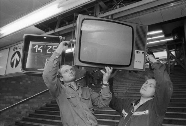 Posledni prace dokoncuji pracovnici Metrostavu spolecne s dalsimi zucastnenymi dodavateli na stanicich metra trasy B3. Tri nove stanice Radlicka, Svermova(od roku 1990 Jinonice) a Dukelska(od roku 1990 Nove Butovice), ktera propoji smichovskou cast Prahy 5 a Jihozapadnim mestem, zacnou cestujici vyuzivat jiz od 26. rijna. Jiri Sommer(vlevo) a Richard Hrabik pripevnuji monitor na nastupisti stanice Dukelska. 20.10.1988 (CTKxPhoto StanislavxPeska) CTKPhotoF202403060003601  CTKPhotoF202403060003601