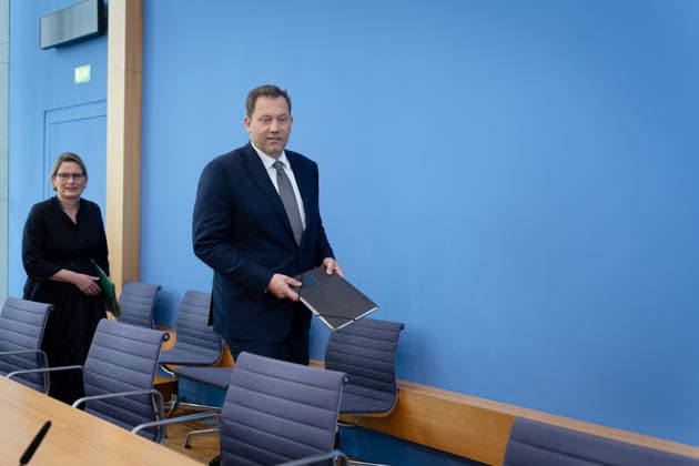 Lars Klingbeil, Stefanie Hubig Berlin, BPK, Vorstellung Aktionsplan zur Bekämpfung von Steuer- und Finanzkriminalität, Lars Klingbeil, Bundesfinanzminister, Vizekanzler, Stefanie Hubig, Bundesministerin, Justiz, Verbraucherschutz Berlin Berlin GER *** Lars Klingbeil, Stefanie Hubig, Berlin, BPK, Presentation of the Action Plan to Combat Tax and Financial Crime, Lars Klingbeil, Federal Minister of Finance, Vice Chancellor, Stefanie Hubig, Federal Minister of Justice and Consumer Protection, Berlin, Berlin, GER