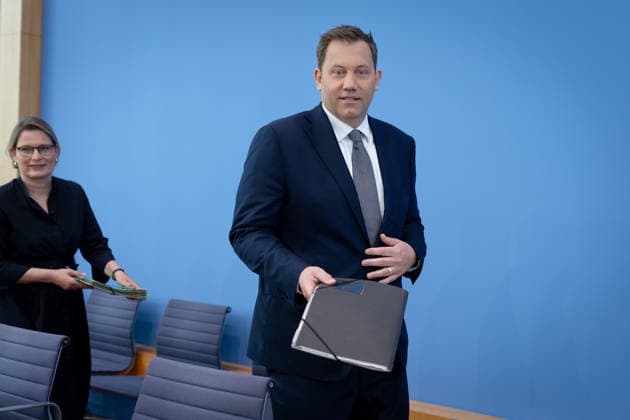 Lars Klingbeil, Stefanie Hubig Berlin, BPK, Vorstellung Aktionsplan zur Bekämpfung von Steuer- und Finanzkriminalität, Lars Klingbeil, Bundesfinanzminister, Vizekanzler, Stefanie Hubig, Bundesministerin, Justiz, Verbraucherschutz Berlin Berlin GER *** Lars Klingbeil, Stefanie Hubig, Berlin, BPK, Presentation of the Action Plan to Combat Tax and Financial Crime, Lars Klingbeil, Federal Minister of Finance, Vice Chancellor, Stefanie Hubig, Federal Minister of Justice and Consumer Protection, Berlin, Berlin, GER