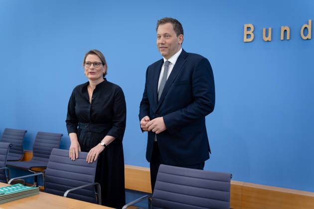 Lars Klingbeil, Stefanie Hubig Berlin, BPK, Vorstellung Aktionsplan zur Bekämpfung von Steuer- und Finanzkriminalität, Lars Klingbeil, Bundesfinanzminister, Vizekanzler, Stefanie Hubig, Bundesministerin, Justiz, Verbraucherschutz Berlin Berlin GER *** Lars Klingbeil, Stefanie Hubig, Berlin, BPK, Presentation of the Action Plan to Combat Tax and Financial Crime, Lars Klingbeil, Federal Minister of Finance, Vice Chancellor, Stefanie Hubig, Federal Minister of Justice and Consumer Protection, Berlin, Berlin, GER