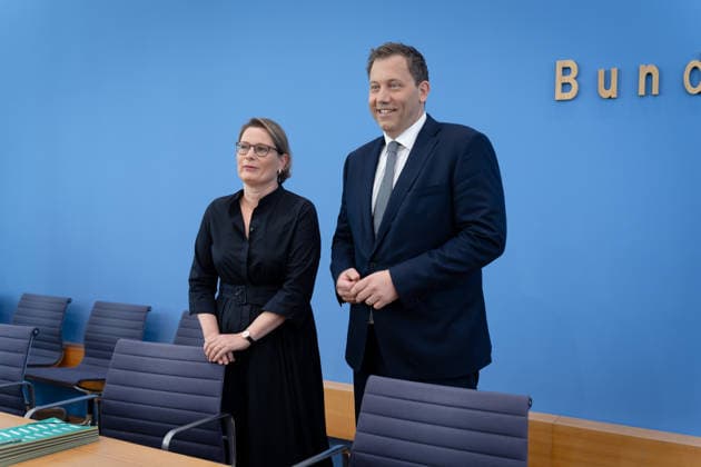 Lars Klingbeil, Stefanie Hubig Berlin, BPK, Vorstellung Aktionsplan zur Bekämpfung von Steuer- und Finanzkriminalität, Lars Klingbeil, Bundesfinanzminister, Vizekanzler, Stefanie Hubig, Bundesministerin, Justiz, Verbraucherschutz Berlin Berlin GER *** Lars Klingbeil, Stefanie Hubig, Berlin, BPK, Presentation of the Action Plan to Combat Tax and Financial Crime, Lars Klingbeil, Federal Minister of Finance, Vice Chancellor, Stefanie Hubig, Federal Minister of Justice and Consumer Protection, Berlin, Berlin, GER