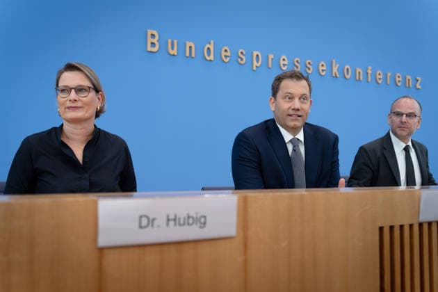 Lars Klingbeil, Stefanie Hubig Berlin, BPK, Vorstellung Aktionsplan zur Bekämpfung von Steuer- und Finanzkriminalität, Lars Klingbeil, Bundesfinanzminister, Vizekanzler, Stefanie Hubig, Bundesministerin, Justiz, Verbraucherschutz Berlin Berlin GER *** Lars Klingbeil, Stefanie Hubig, Berlin, BPK, Presentation of the Action Plan to Combat Tax and Financial Crime, Lars Klingbeil, Federal Minister of Finance, Vice Chancellor, Stefanie Hubig, Federal Minister of Justice and Consumer Protection, Berlin, Berlin, GER