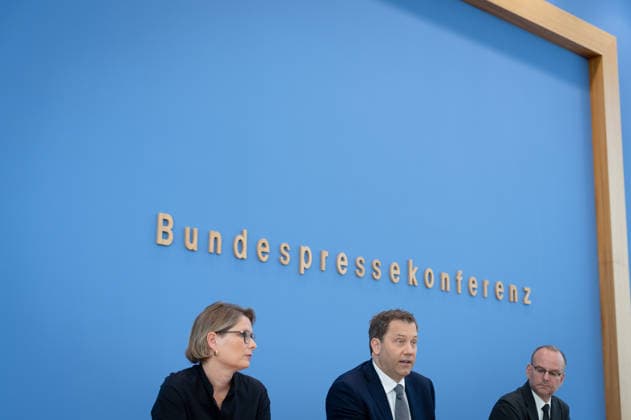Lars Klingbeil, Stefanie Hubig Berlin, BPK, Vorstellung Aktionsplan zur Bekämpfung von Steuer- und Finanzkriminalität, Lars Klingbeil, Bundesfinanzminister, Vizekanzler, Stefanie Hubig, Bundesministerin, Justiz, Verbraucherschutz Berlin Berlin GER *** Lars Klingbeil, Stefanie Hubig, Berlin, BPK, Presentation of the Action Plan to Combat Tax and Financial Crime, Lars Klingbeil, Federal Minister of Finance, Vice Chancellor, Stefanie Hubig, Federal Minister of Justice and Consumer Protection, Berlin, Berlin, GER