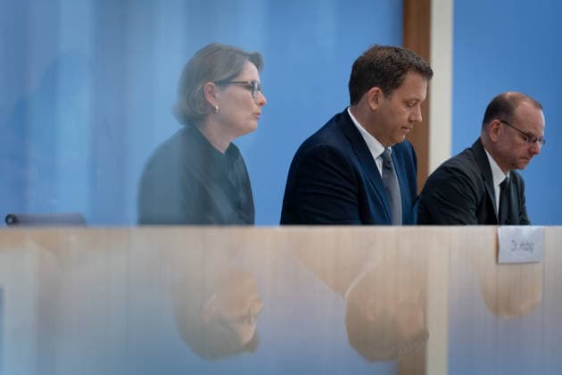 Lars Klingbeil, Stefanie Hubig Berlin, BPK, Vorstellung Aktionsplan zur Bekämpfung von Steuer- und Finanzkriminalität, Lars Klingbeil, Bundesfinanzminister, Vizekanzler, Stefanie Hubig, Bundesministerin, Justiz, Verbraucherschutz Berlin Berlin GER *** Lars Klingbeil, Stefanie Hubig, Berlin, BPK, Presentation of the Action Plan to Combat Tax and Financial Crime, Lars Klingbeil, Federal Minister of Finance, Vice Chancellor, Stefanie Hubig, Federal Minister of Justice and Consumer Protection, Berlin, Berlin, GER