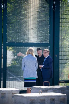 Johann Wadephul (CDU), Bundesaussenminister, und Elina Valtonen, Aussenministerin der Republik Finnland, besichtigen den Grenzuebergang Vaalimaa an der Aussengrenze der Nordatlantikvertragsorganisation (North Atlantic Treaty Organisation, NATO). Vaalimaa, 16.07.2026. Fotografiert im Auftrag des Auswaertigen Amtes Vaalimaa Finnland *** Johann Wadephul (CDU), Federal Minister of Foreign Affairs, and Elina Valtonen, Minister of Foreign Affairs of the Republic of Finland, visit the Vaalimaa border crossing on the external border of the North Atlantic Treaty Organization (NATO) at Vaalimaa, July 16, 2026 Photographed on behalf of the Federal Foreign Office, Vaalimaa, Finland Copyright: xThomasxTrutschel AAx
