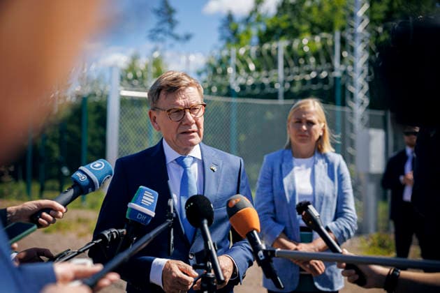 Johann Wadephul (CDU), Bundesaussenminister, und Elina Valtonen, Aussenministerin der Republik Finnland, besichtigen den Grenzuebergang Vaalimaa an der Aussengrenze der Nordatlantikvertragsorganisation (North Atlantic Treaty Organisation, NATO). Vaalimaa, 16.07.2026. Fotografiert im Auftrag des Auswaertigen Amtes Vaalimaa Finnland *** Johann Wadephul (CDU), Federal Minister of Foreign Affairs, and Elina Valtonen, Minister of Foreign Affairs of the Republic of Finland, visit the Vaalimaa border crossing on the external border of the North Atlantic Treaty Organization (NATO) at Vaalimaa, July 16, 2026 Photographed on behalf of the Federal Foreign Office, Vaalimaa, Finland Copyright: xThomasxTrutschel AAx