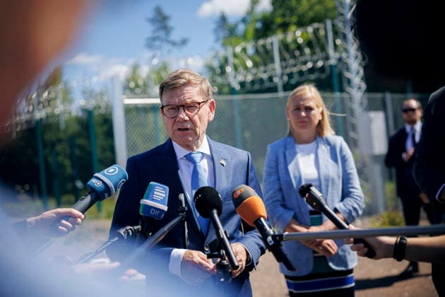 Johann Wadephul (CDU), Bundesaussenminister, und Elina Valtonen, Aussenministerin der Republik Finnland, besichtigen den Grenzuebergang Vaalimaa an der Aussengrenze der Nordatlantikvertragsorganisation (North Atlantic Treaty Organisation, NATO). Vaalimaa, 16.07.2026. Fotografiert im Auftrag des Auswaertigen Amtes Vaalimaa Finnland *** Johann Wadephul (CDU), Federal Minister of Foreign Affairs, and Elina Valtonen, Minister of Foreign Affairs of the Republic of Finland, visit the Vaalimaa border crossing on the external border of the North Atlantic Treaty Organization (NATO) at Vaalimaa, July 16, 2026 Photographed on behalf of the Federal Foreign Office, Vaalimaa, Finland Copyright: xThomasxTrutschel AAx