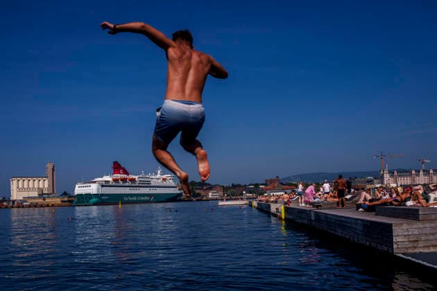 Sommervaer Oslo 20260716. Folk nyter det varme sommervaeret og bader i juli pa badeplassen pa Sorenga i Oslo. Foto: Javad Parsa NTB Oslo Norge 5QdJpYhH2FA EDITORIAL USE ONLY Ref:5QdJpYhH2FA.jpg *** Summer Weather in Oslo, July 16, 2026: People are enjoying the warm summer weather and swimming in July at the Sorenga swimming area in Oslo. Photo by Javad Parsa, NTB, Oslo, Norway. 5QdJpYhH2FA. EDITORIAL USE ONLY. Ref. 5QdJpYhH2FA jpg  Copyright: xJavadxParsax xNTBx