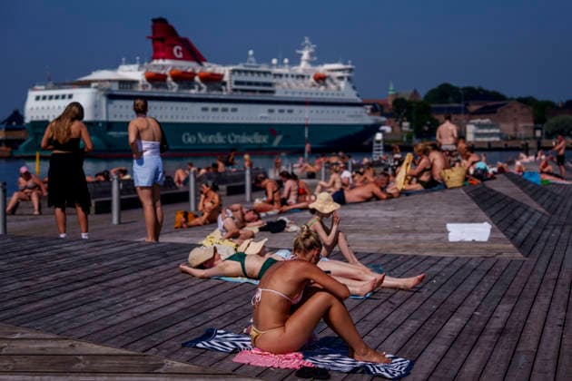 Sommervaer Oslo 20260716. Folk nyter det varme sommervaeret og bader i juli pa badeplassen pa Sorenga i Oslo. Foto: Javad Parsa NTB Oslo Norge lZfAbkbke9s EDITORIAL USE ONLY Ref:lZfAbkbke9s.jpg *** Summer Weather in Oslo, July 16, 2026: People are enjoying the warm summer weather and swimming in July at the beach in Sorenga, Oslo. Photo by Javad Parsa, NTB, Oslo, Norway. lZfAbkbke9s EDITORIAL USE ONLY Ref lZfAbkbke9s jpg  Copyright: xJavadxParsax xNTBx