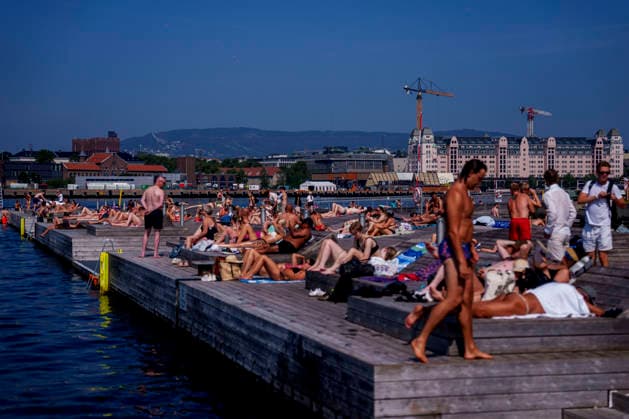 Sommervaer Oslo 20260716. Folk nyter det varme sommervaeret og bader i juli pa badeplassen pa Sorenga i Oslo. Foto: Javad Parsa NTB Oslo Norge MlyQFpEYXPU EDITORIAL USE ONLY Ref:MlyQFpEYXPU.jpg *** Summer Weather in Oslo, July 16, 2026: People are enjoying the warm summer weather and swimming in July at the Sorenga swimming area in Oslo. Photo by Javad Parsa, NTB, Oslo, Norway. MlyQFpEYXPU. EDITORIAL USE ONLY. Ref: MlyQFpEYXPU.jpg  Copyright: xJavadxParsax xNTBx