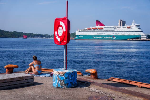 Sommervaer Oslo 20260716. Folk nyter det varme sommervaeret og bader i juli pa badeplassen pa Sorenga i Oslo. Foto: Javad Parsa NTB Oslo Norge shwNpTvo2qo EDITORIAL USE ONLY Ref:shwNpTvo2qo.jpg *** Summer Weather in Oslo, July 16, 2026: People are enjoying the warm summer weather and swimming in July at the beach in Sorenga, Oslo. Photo by Javad Parsa, NTB, Oslo, Norway. shwNpTvo2qo. EDITORIAL USE ONLY. Ref: shwNpTvo2qo.jpg  Copyright: xJavadxParsax xNTBx