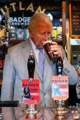 Britain s King Charles and Queen Camilla visits Blandford Forum in Dorset Britain s King Charles drinks a pint next to Queen Camilla in the Hall and Woodhouse Badger Brewery bar as the brewery celebrates its 250th anniversary in Blandford Forum, Dorset, Britain, July 16, 2026., Credit:Avalon.red PA ROTA - B68 Avalon UNITED KINGDOM, Dorset  Copyright: xAvalon.redx xPAxROTAx-xB68x xAvalonx 1116845920
