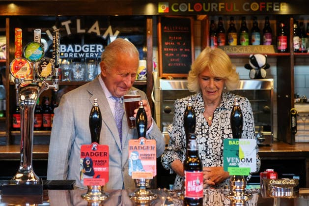 Britain s King Charles and Queen Camilla visits Blandford Forum in Dorset Britain s King Charles drinks a pint next to Queen Camilla in the Hall and Woodhouse Badger Brewery bar as the brewery celebrates its 250th anniversary in Blandford Forum, Dorset, Britain, July 16, 2026., Credit:Avalon.red PA ROTA - B68 Avalon UNITED KINGDOM, Dorset  Copyright: xAvalon.redx xPAxROTAx-xB68x xAvalonx 1116846041