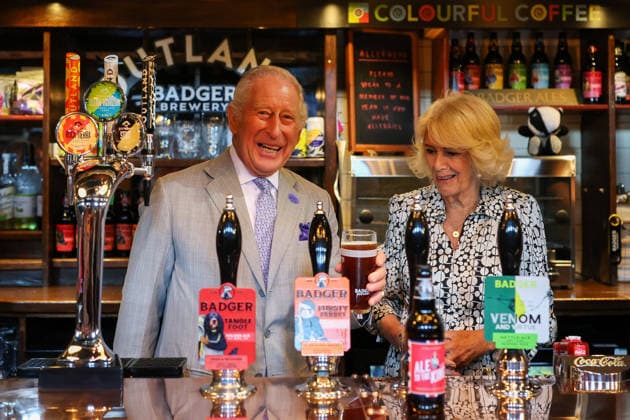 Britain s King Charles and Queen Camilla visits Blandford Forum in Dorset Britain s King Charles holds a pint next to Queen Camilla in the Hall and Woodhouse Badger Brewery bar as the brewery celebrates its 250th anniversary in Blandford Forum, Dorset, Britain, July 16, 2026., Credit:Avalon.red PA ROTA - B68 Avalon UNITED KINGDOM, Dorset  Copyright: xAvalon.redx xPAxROTAx-xB68x xAvalonx 1116846044