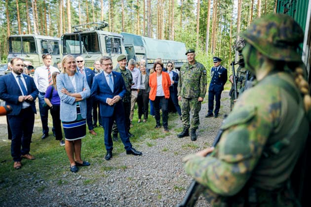 Johann Wadephul (CDU), Bundesaussenminister, und Elina Valtonen, Aussenministerin der Republik Finnland, besuchen zusammen die Reserveoffiziersschule der finnischen Streitkraefte. Vaalimaa, 16.07.2026. Fotografiert im Auftrag des Auswaertigen Amtes Vaalimaa Finnland *** Johann Wadephul (CDU), Federal Minister of Foreign Affairs, and Elina Valtonen, Minister of Foreign Affairs of the Republic of Finland, visit the Finnish Armed Forces Reserve Officers School in Vaalimaa together, July 16, 2026. Photographed on behalf of the Federal Foreign Office in Vaalimaa, Finland Copyright: xThomasxTrutschel AAx