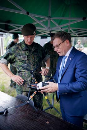 Johann Wadephul (CDU), Bundesaussenminister, und Elina Valtonen, Aussenministerin der Republik Finnland, besuchen zusammen die Reserveoffiziersschule der finnischen Streitkraefte. Vaalimaa, 16.07.2026. Fotografiert im Auftrag des Auswaertigen Amtes Vaalimaa Finnland *** Johann Wadephul (CDU), Federal Minister of Foreign Affairs, and Elina Valtonen, Minister of Foreign Affairs of the Republic of Finland, visit the Finnish Armed Forces Reserve Officers’ School in Vaalimaa together, July 16, 2026. Photographed on behalf of the Federal Foreign Office in Vaalimaa, Finland Copyright: xThomasxTrutschel AAx