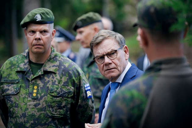 Johann Wadephul (CDU), Bundesaussenminister, und Elina Valtonen, Aussenministerin der Republik Finnland, besuchen zusammen die Reserveoffiziersschule der finnischen Streitkraefte. Vaalimaa, 16.07.2026. Fotografiert im Auftrag des Auswaertigen Amtes Vaalimaa Finnland *** Johann Wadephul (CDU), Federal Minister of Foreign Affairs, and Elina Valtonen, Minister of Foreign Affairs of the Republic of Finland, visit the Finnish Armed Forces Reserve Officers School in Vaalimaa together, July 16, 2026. Photographed on behalf of the Federal Foreign Office in Vaalimaa, Finland Copyright: xThomasxTrutschel AAx
