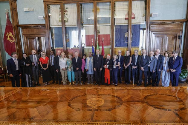 Global Nobel Laureates Assembly on Artificial Intelligence and Nuclear War in Rome ROME, ITALY, JULY 16: Rome Mayor Roberto Gualtieri (C) poses for an official photo with participants in the last day of the Global Nobel Laureates Assembly on Artificial Intelligence and Nuclear War at the Capitoline Hill in Rome, Italy, on July 16, 2026. Riccardo De Luca Anadolu Rome Italy. Editorial use only. Please get in touch for any other usage.  Copyright: x2026xAnadoluxRiccardoxDexLucax