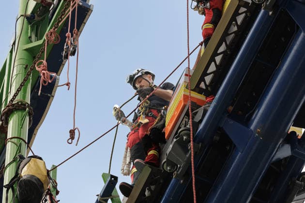 16.07.2026. Düsseldorf. Die Höhenretter der Düsseldorfer Feuerwehr begehen vor der Eröffnung der diesjährigen Rheinkirmes die attraktiven und zum Teil sehr hohen Fahrgeschäfte. Dabei informieren und orientieren sich die Feuerwehrleute über mögliche Zugänge und Aufstiegsmöglichkeiten an den Fahrgeschäften. Düsseldorf Rheinkirmes Nordrhein-Westfalen Deutschland *** July 16, 2026, Düsseldorf: Ahead of the opening of this year’s Rheinkirmes, the high-altitude rescue team of the Düsseldorf Fire Department is inspecting the exciting—and in some cases very tall—rides. During the inspection, the firefighters are assessing potential access points and routes to climb the rides. Düsseldorf Rheinkirmes NorthRhineland-Westphalia, Germany