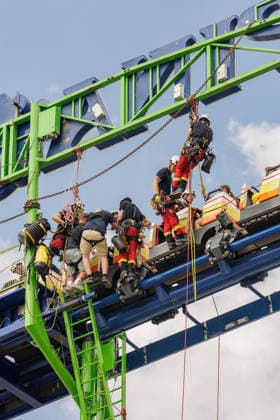 16.07.2026. Düsseldorf. Die Höhenretter der Düsseldorfer Feuerwehr begehen vor der Eröffnung der diesjährigen Rheinkirmes die attraktiven und zum Teil sehr hohen Fahrgeschäfte. Dabei informieren und orientieren sich die Feuerwehrleute über mögliche Zugänge und Aufstiegsmöglichkeiten an den Fahrgeschäften. Düsseldorf Rheinkirmes Nordrhein-Westfalen Deutschland *** July 16, 2026, Düsseldorf: Ahead of the opening of this year’s Rheinkirmes, the high-altitude rescue team of the Düsseldorf Fire Department is inspecting the exciting—and in some cases very tall—rides. During the inspection, the firefighters are assessing potential access points and routes to climb the rides. Düsseldorf Rheinkirmes NorthRhineland-Westphalia, Germany