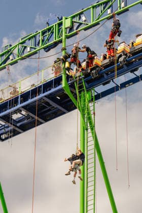 16.07.2026. Düsseldorf. Die Höhenretter der Düsseldorfer Feuerwehr begehen vor der Eröffnung der diesjährigen Rheinkirmes die attraktiven und zum Teil sehr hohen Fahrgeschäfte. Dabei informieren und orientieren sich die Feuerwehrleute über mögliche Zugänge und Aufstiegsmöglichkeiten an den Fahrgeschäften. Düsseldorf Rheinkirmes Nordrhein-Westfalen Deutschland *** July 16, 2026, Düsseldorf: Ahead of the opening of this year’s Rheinkirmes, the high-altitude rescue team of the Düsseldorf Fire Department is inspecting the exciting—and in some cases very tall—rides. During the inspection, the firefighters are assessing potential access points and routes to climb the rides. Düsseldorf Rheinkirmes NorthRhineland-Westphalia, Germany