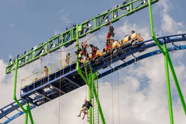 16.07.2026. Düsseldorf. Die Höhenretter der Düsseldorfer Feuerwehr begehen vor der Eröffnung der diesjährigen Rheinkirmes die attraktiven und zum Teil sehr hohen Fahrgeschäfte. Dabei informieren und orientieren sich die Feuerwehrleute über mögliche Zugänge und Aufstiegsmöglichkeiten an den Fahrgeschäften. Düsseldorf Rheinkirmes Nordrhein-Westfalen Deutschland *** July 16, 2026, Düsseldorf: Ahead of the opening of this year’s Rheinkirmes, the high-altitude rescue team of the Düsseldorf Fire Department is inspecting the exciting—and in some cases very tall—rides. During the inspection, the firefighters are assessing potential access points and routes to climb the rides. Düsseldorf Rheinkirmes NorthRhineland-Westphalia, Germany