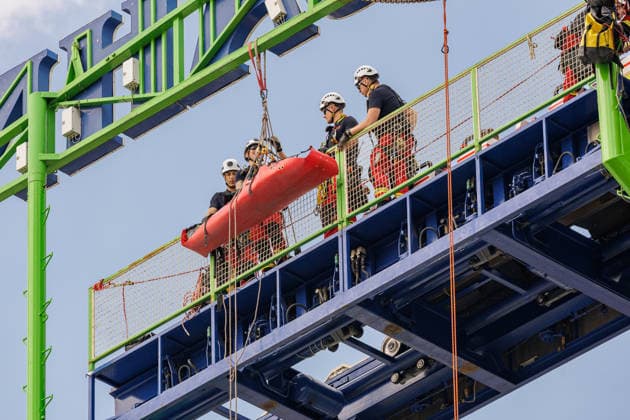 16.07.2026. Düsseldorf. Die Höhenretter der Düsseldorfer Feuerwehr begehen vor der Eröffnung der diesjährigen Rheinkirmes die attraktiven und zum Teil sehr hohen Fahrgeschäfte. Dabei informieren und orientieren sich die Feuerwehrleute über mögliche Zugänge und Aufstiegsmöglichkeiten an den Fahrgeschäften. Düsseldorf Rheinkirmes Nordrhein-Westfalen Deutschland *** July 16, 2026, Düsseldorf: Ahead of the opening of this year’s Rheinkirmes, the high-altitude rescue team of the Düsseldorf Fire Department is inspecting the exciting—and in some cases very tall—rides. During the inspection, the firefighters are assessing potential access points and routes to climb the rides. Düsseldorf Rheinkirmes NorthRhineland-Westphalia, Germany