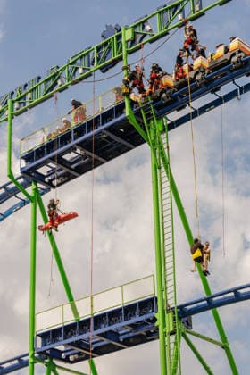 16.07.2026. Düsseldorf. Die Höhenretter der Düsseldorfer Feuerwehr begehen vor der Eröffnung der diesjährigen Rheinkirmes die attraktiven und zum Teil sehr hohen Fahrgeschäfte. Dabei informieren und orientieren sich die Feuerwehrleute über mögliche Zugänge und Aufstiegsmöglichkeiten an den Fahrgeschäften. Düsseldorf Rheinkirmes Nordrhein-Westfalen Deutschland *** July 16, 2026, Düsseldorf: Ahead of the opening of this year’s Rheinkirmes, the high-altitude rescue team of the Düsseldorf Fire Department is inspecting the exciting—and in some cases very tall—rides. During the inspection, the firefighters are assessing potential access points and routes to climb the rides. Düsseldorf Rheinkirmes NorthRhineland-Westphalia, Germany