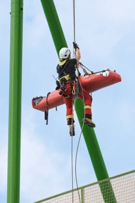 16.07.2026. Düsseldorf. Die Höhenretter der Düsseldorfer Feuerwehr begehen vor der Eröffnung der diesjährigen Rheinkirmes die attraktiven und zum Teil sehr hohen Fahrgeschäfte. Dabei informieren und orientieren sich die Feuerwehrleute über mögliche Zugänge und Aufstiegsmöglichkeiten an den Fahrgeschäften. Düsseldorf Rheinkirmes Nordrhein-Westfalen Deutschland *** July 16, 2026, Düsseldorf: Ahead of the opening of this year’s Rheinkirmes, the high-altitude rescue team of the Düsseldorf Fire Department is inspecting the exciting—and in some cases very tall—rides. During the inspection, the firefighters are assessing potential access points and routes to climb the rides. Düsseldorf Rheinkirmes NorthRhineland-Westphalia, Germany