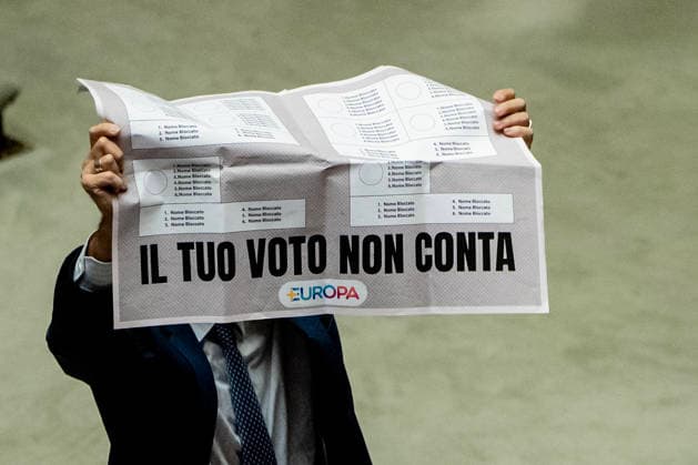 July 16, 2026, Rome, Italia, Italy: Some deputies display signs during the session at the Chamber of Deputies for the final vote on the electoral law, Rome 16 07 2026 Rome Italy  - ZUMAa289 20260716_zia_a289_043 Copyright: xFrancescoxFotiax xAgfx
