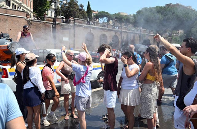 July 16, 2026, Rome, ITALY: Civil Protection refreshes tourists at the Colosseum with a water cannon..Rome, July 16, 2026.ANSA FABIO CIMAGLIA. Rome ITALY  - ZUMAa110 20260716_zaf_a110_034 Copyright: xFabioxCimagliax