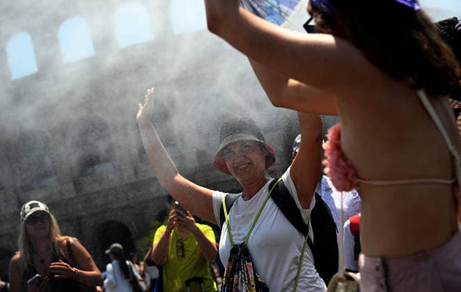 July 16, 2026, Rome, ITALY: Civil Protection refreshes tourists at the Colosseum with a water cannon..Rome, July 16, 2026.ANSA FABIO CIMAGLIA. Rome ITALY  - ZUMAa110 20260716_zaf_a110_035 Copyright: xFabioxCimagliax
