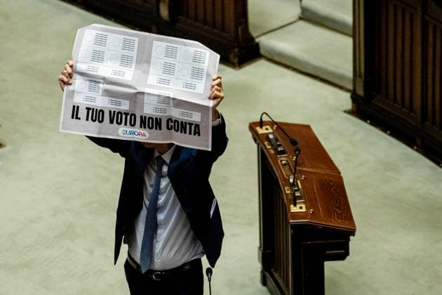 News Themen der Woche KW29 July 16, 2026, Rome, Italia, Italy: Some deputies display signs during the session at the Chamber of Deputies for the final vote on the electoral law, Rome 16 07 2026 Rome Italy  - ZUMAa289 20260716_zia_a289_047 Copyright: xFrancescoxFotiax xAgfx