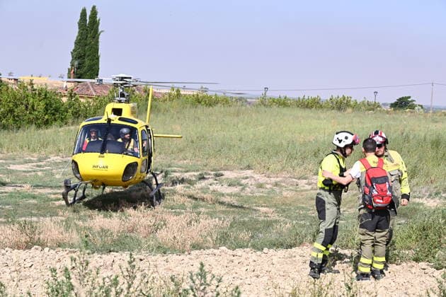 The fire in Orés, Zaragoza, is still burning, affecting 4,500 hectares and keeping four towns evacuated. The president of Aragón, Jorge Azcón 2D, visits one of the shelters where evacuees are staying, on July 16, 2026, in Cinco Villas, Zaragoza, Aragón, Spain. On the morning of Thursday, July 16, CECOPI analyzed, in the 112 Crisis Room of the Pignatelli Building, the progress of the Orés wildfire in the Cinco Villas region, which remains active and continues to trigger Operational Situation 2, Level 2, of the Special Civil Protection Plan for Wildfires, PROCINFO It has already affected 4,500 hectares of farmland, low scrub, and forest, and four municipalities have been evacuated JULY 16, 2026 Ramó Cinco Villas, Zaragoza, Aragon Cinco Villa  Copyright: xRamonxCometx 7668238