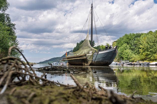 Niedrigwasser am Rhein - Hitzewelle und Trockenheit lassen Pegel sinken Insel Grafenwerth. Mit dem Aalschokker Aranka, der im toten Rheinarm nahezu auf Grund liegt - Niedrigwasser am Rhein infolge anhaltender Trockenheit und einer Hitzewelle mit Temperaturen über 30 Grad. Zwischen Bad Honnef und Bonn liegen die Pegelstände bei 24 cm am Pegel Oberwinter und 95 cm am Pegel Bonn. Die Binnenschifffahrt ist eingeschränkt - Frachtschiffe können nur noch mit reduzierter Ladung fahren. Bad Honnef Insel Grafenwewrth Nordrhein-Westfalen Deutschland *** Low Water Levels on the Rhine: Heat Wave and Drought Cause Water Levels to Drop Grafenwerth Island: The eel boat Aranka, which is nearly aground in the dead arm of the Rhine Low water levels on the Copyright: xMarcxJohnx