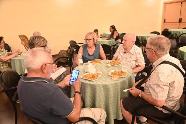 The fire in Orés, Zaragoza, is still burning, affecting 4,500 hectares and keeping four towns evacuated. Social service workers are providing meals to residents displaced by the fire, as of July 16, 2026, in Cinco Villas, Zaragoza, Aragon, Spain. On the morning of Thursday, July 16, CECOPI analyzed, in the 112 Crisis Room at the Pignatelli Building, the progress of the Orés wildfire in the Cinco Villas region, which remains active and continues to trigger Operational Situation 2, Level 2, of the Special Civil Protection Plan for Wildfires, PROCINFO It has already affected 4,500 hectares of farmland, low scrub, and forest, and four municipalities have been evacuated JULY 16, 2026 Ramó Cinco Villas, Zaragoza, Aragon Cinco Villas, Zaragoza, A  Copyright: xRamonxCometx 7668270