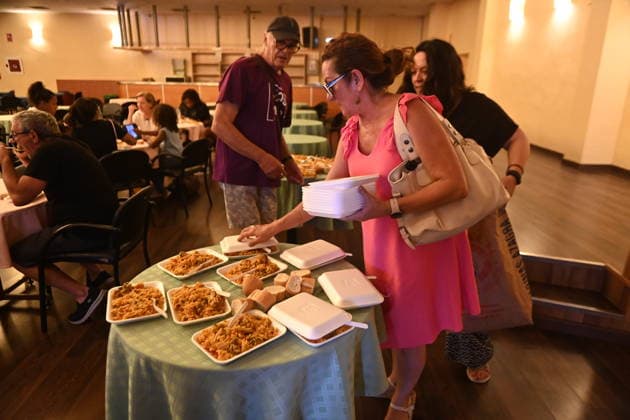 The fire in Orés, Zaragoza, is still burning, affecting 4,500 hectares and keeping four towns evacuated. Social service workers are providing meals to residents displaced by the fire, as of July 16, 2026, in Cinco Villas, Zaragoza, Aragon, Spain. On the morning of Thursday, July 16, CECOPI analyzed, in the 112 Crisis Room at the Pignatelli Building, the progress of the Orés wildfire in the Cinco Villas region, which remains active and continues to trigger Operational Situation 2, Level 2, of the Special Civil Protection Plan for Wildfires, PROCINFO It has already affected 4,500 hectares of farmland, low scrub, and forest, and four municipalities have been evacuated JULY 16, 2026 Ramó Cinco Villas, Zaragoza, Aragon Cinco Villas, Zaragoza, A  Copyright: xRamonxCometx 7668271